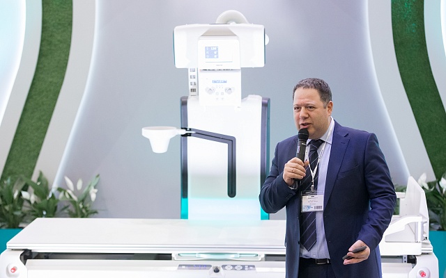 Alexander Elinson at the presentation of the new product of NIPK Electron Co.in International exhibition Russian Healthcare week 2018 на презентация нового телеуправляемого рентгенодиагностического аппарата МИБЭЛЬ 